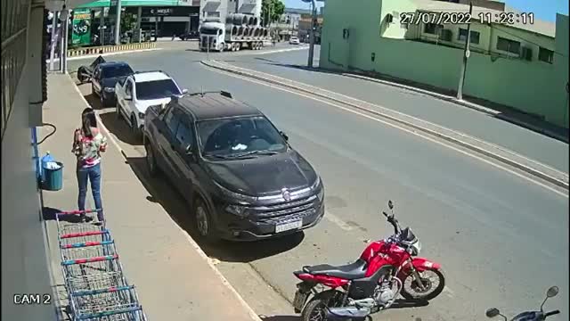 Video - Clip: Ống cống bê tông rơi khỏi xe đầu kéo, đè trúng nhiều ô tô