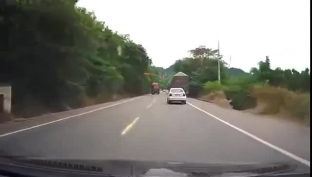Video - Clip: Bị xe tải tông kinh hoàng, tài xế ô tô văng khỏi xe và cái kết