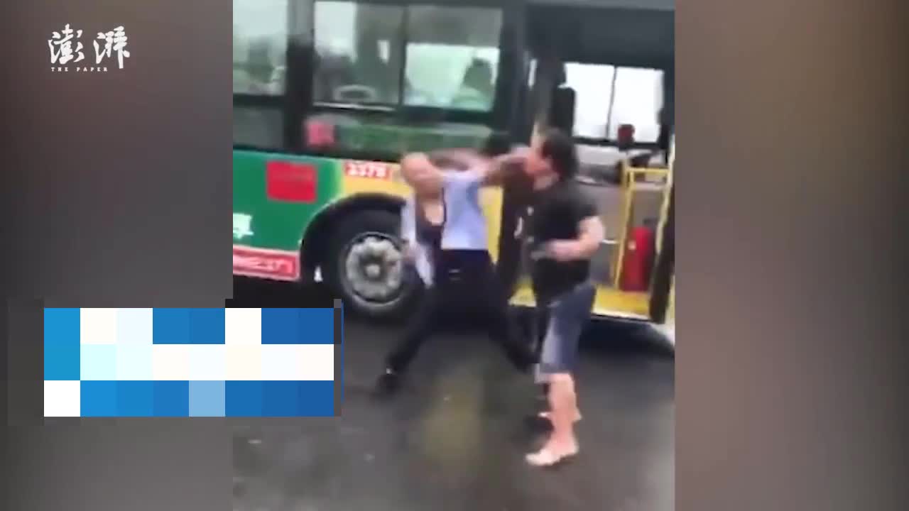 Video - Clip: Bị ngăn mang chó lên xe buýt, người đàn ông đấm tài xế gãy răng