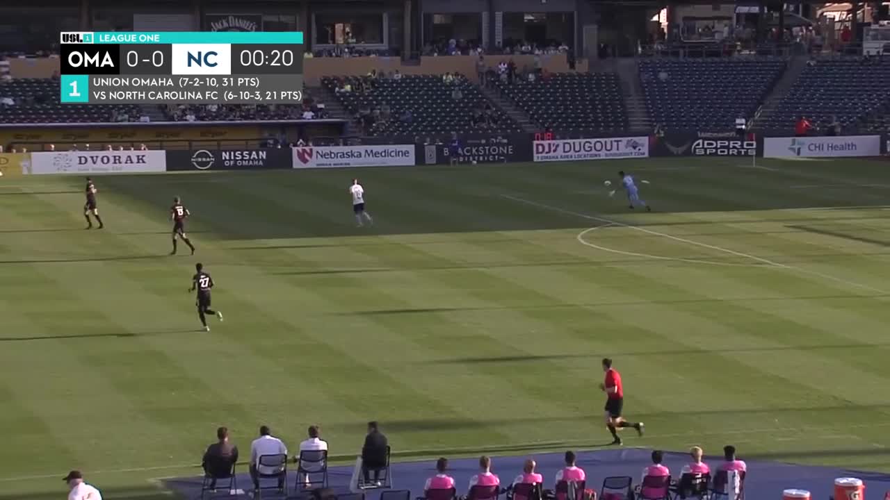 Video - Clip: Sút bóng từ khoảng cách gần 90m, thủ môn ghi siêu phẩm khó tin