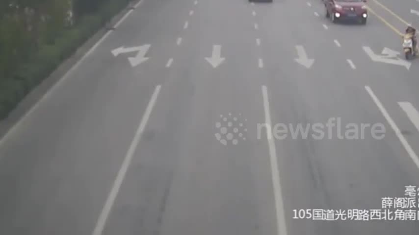 Video - Clip: Tạt đầu ô tô để sang đường, người phụ nữ suýt bị cán trúng đầu