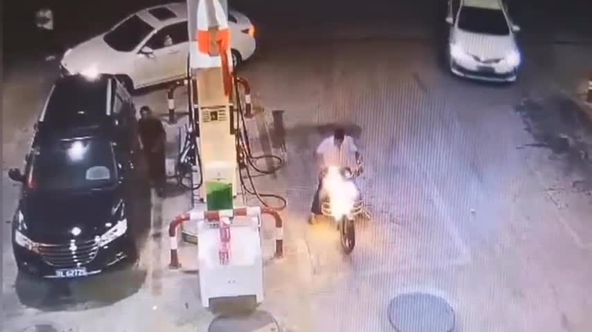 Video - Clip: Vừa khởi động, xe máy bất ngờ bốc cháy ngùn ngụt ở cây xăng