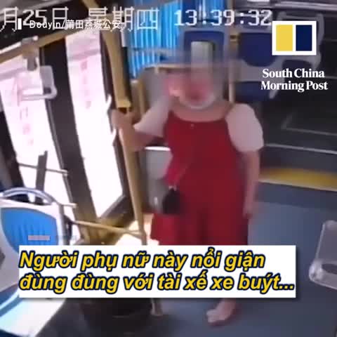 Video - Clip: Cô gái đạp cửa, tấn công tài xế xe buýt vì lỡ điểm xuống