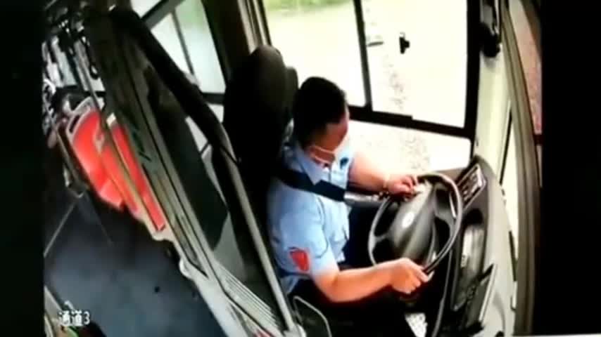 Video - Clip: Bị xe tải tông kinh hoàng, tài xế xe buýt văng khỏi xe