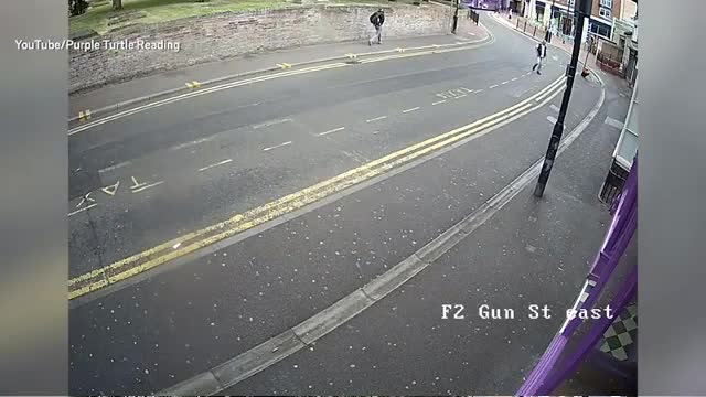 Video - Clip: Kinh hoàng cảnh xe buýt mất lái, tông bay người đàn ông đi bộ