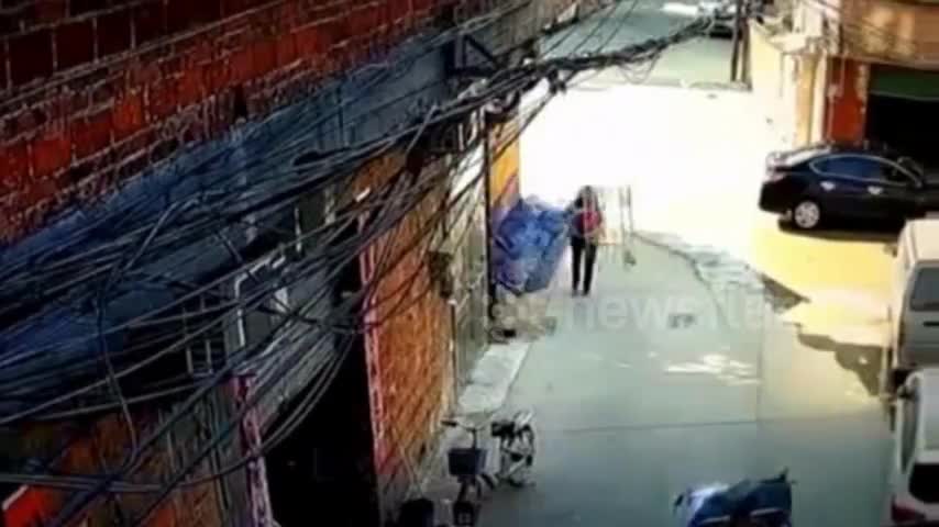 Video - Clip: Đang cõng cháu trên lưng, người phụ nữ bị xe đẩy rơi trúng đầu