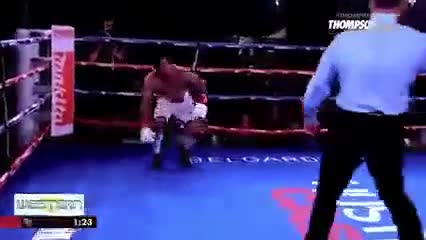 Video - Clip: Chơi xấu, võ sĩ vờ chạm găng rồi đánh lén hạ knock out đối thủ