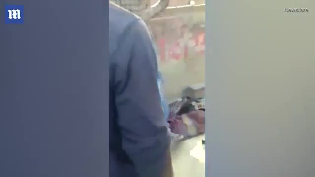 Video - Clip: Sốc cảnh người đàn ông gục xuống đất vì bị trăn khủng siết cổ