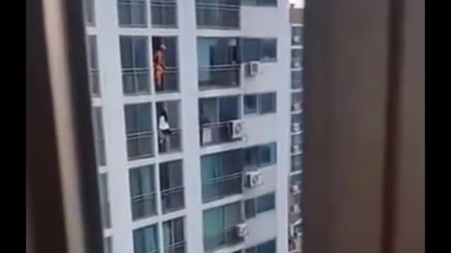 Video - Clip: Lính cứu hỏa 'tung cước' giải cứu cô gái định nhảy lầu tự tử