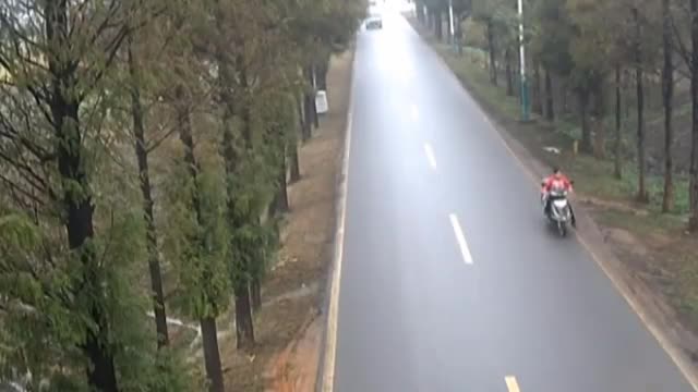 Video - Clip: Lao thẳng vào đầu ô tô, người đàn ông bị tông bay xuống đường