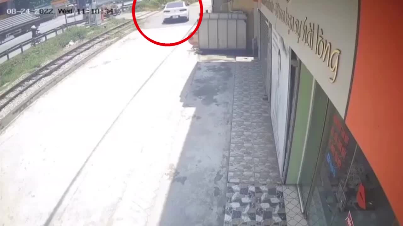 Video - Clip: Băng qua đường ray không quan sát, nữ tài xế nhận kết đắng