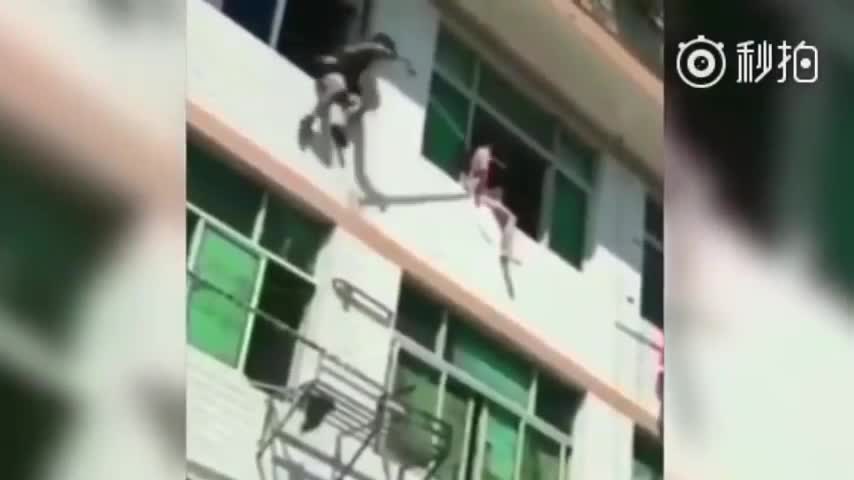 Video - Clip: Lính cứu hỏa dùng vòi rồng ngăn người phụ nữ nhảy lầu tự tử