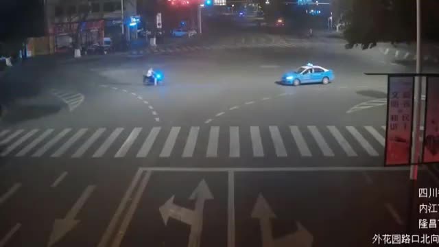 Video - Clip: Lao thẳng vào đầu taxi, người đàn ông say rượu văng lên nóc xe