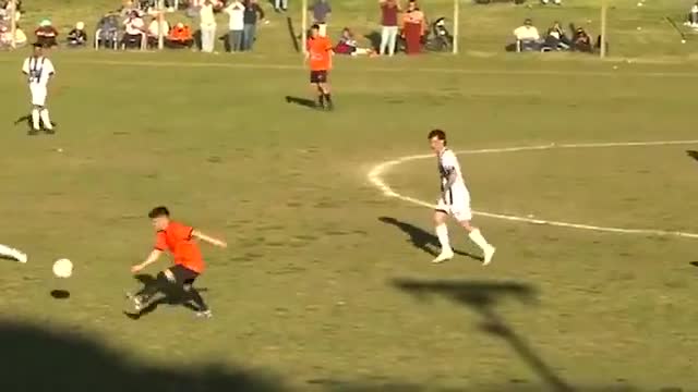Video - Clip: Cầu thủ tung cú đá 'man rợ' đạp thẳng vào ngực đối thủ