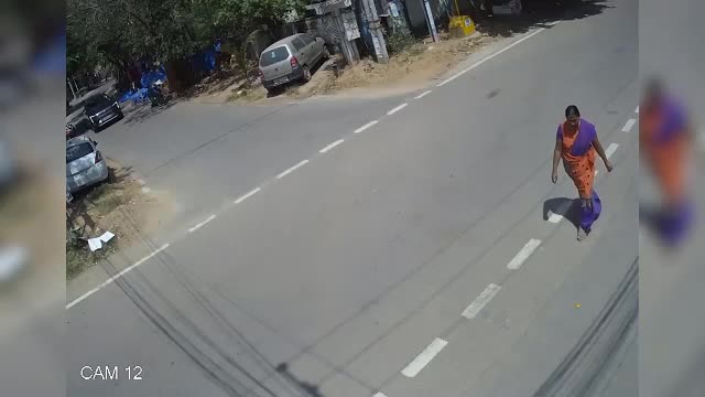 Video - Clip: Ô tô lao qua ngã tư, tông người đi xe máy văng lên không trung