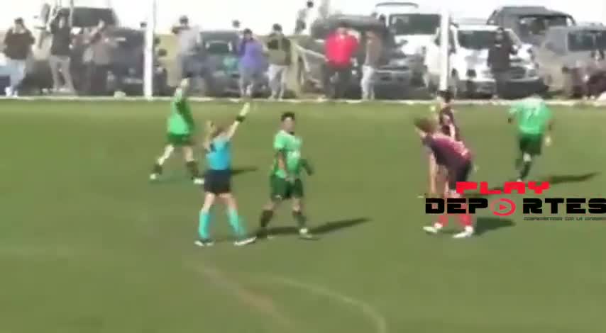 Video - Clip: Tung đòn đấm gục nữ trọng tài, nam cầu thủ nhận ngay kết đắng