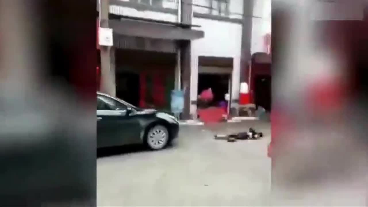 Video - Clip: Cãi nhau, chồng 'nổi điên' lái xe ô tô chèn qua người vợ