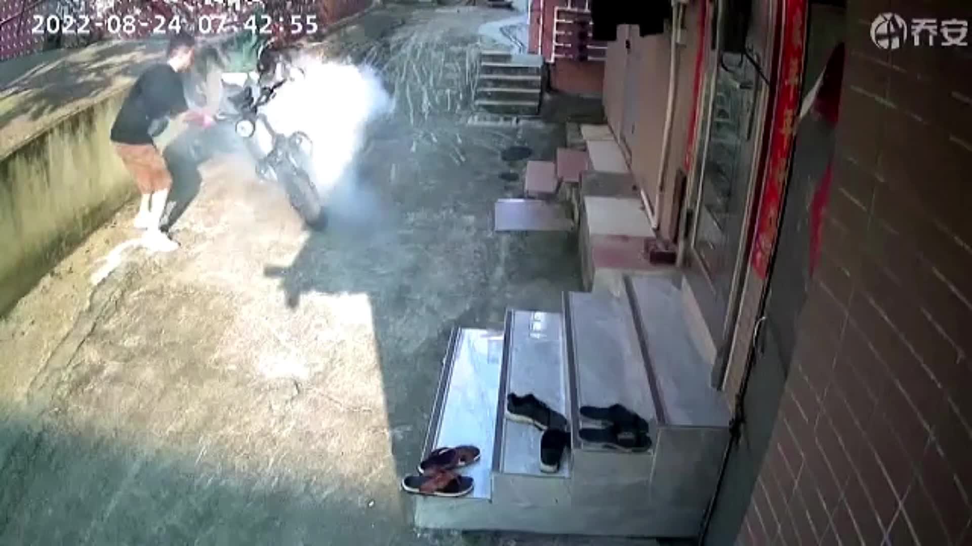Video - Clip: Phản ứng cực nhanh cứu 2 thanh niên thoát khỏi xe điện bất ngờ phát nổ