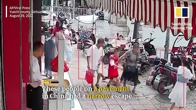 Video - Clip: Tên lửa tạo mưa tại Trung Quốc suýt rơi vào người đi bộ 