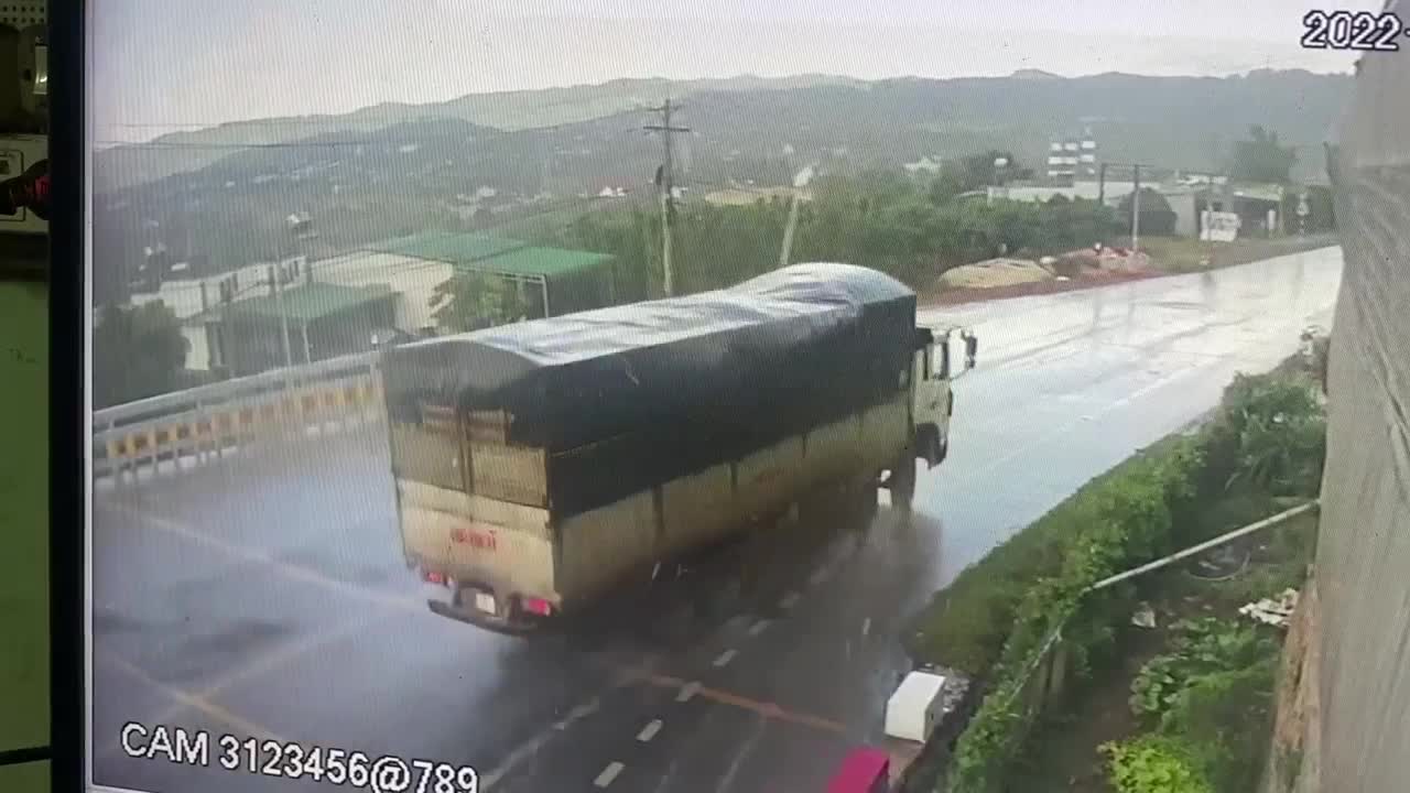 Mới- nóng - Video xe tải mất lái khi đổ đèo, tông 2 người tử vong ở Lâm Đồng