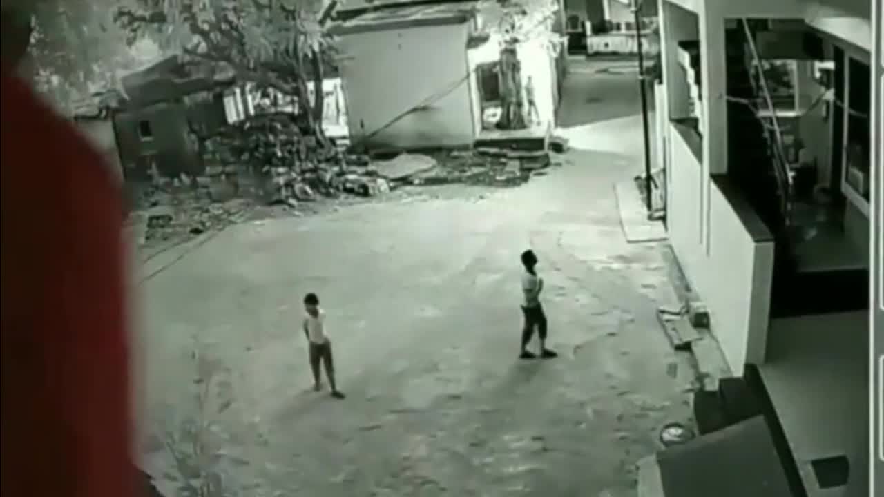 Video - Clip: Ngã khỏi tầng 3, cậu bé sống sót khó tin khi rơi trúng người bạn