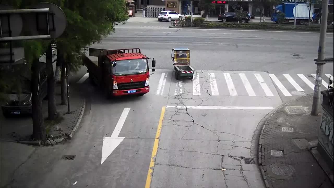 Video - Clip: Cửa sau xe tải bất ngờ bật mở, đập trúng đầu lái xe ba gác
