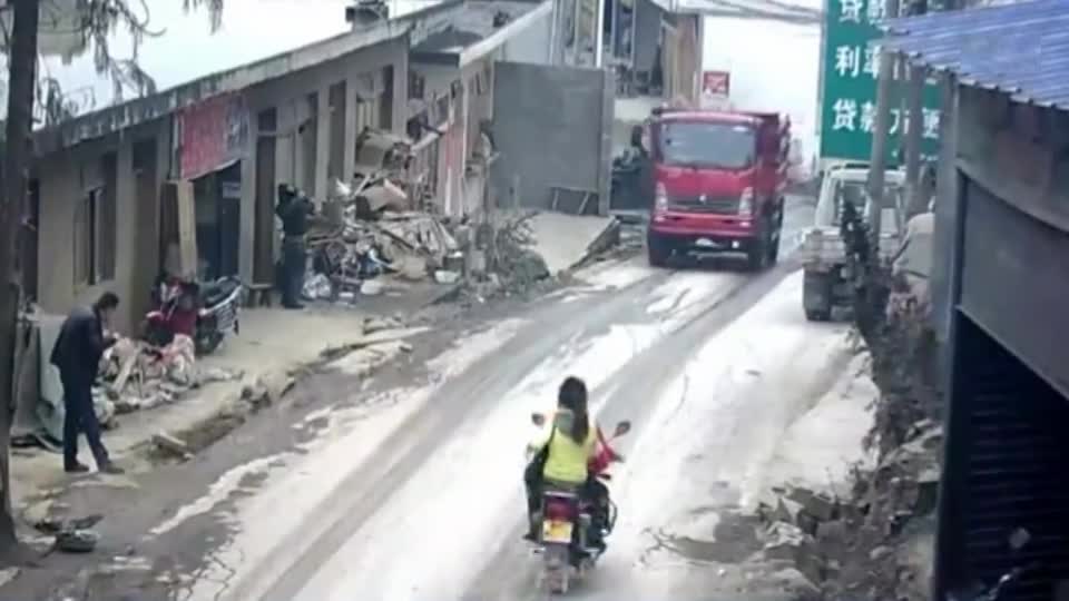 Video - Clip: Cửa sau xe tải bất ngờ bật mở, đập trúng 3 người đi xe máy