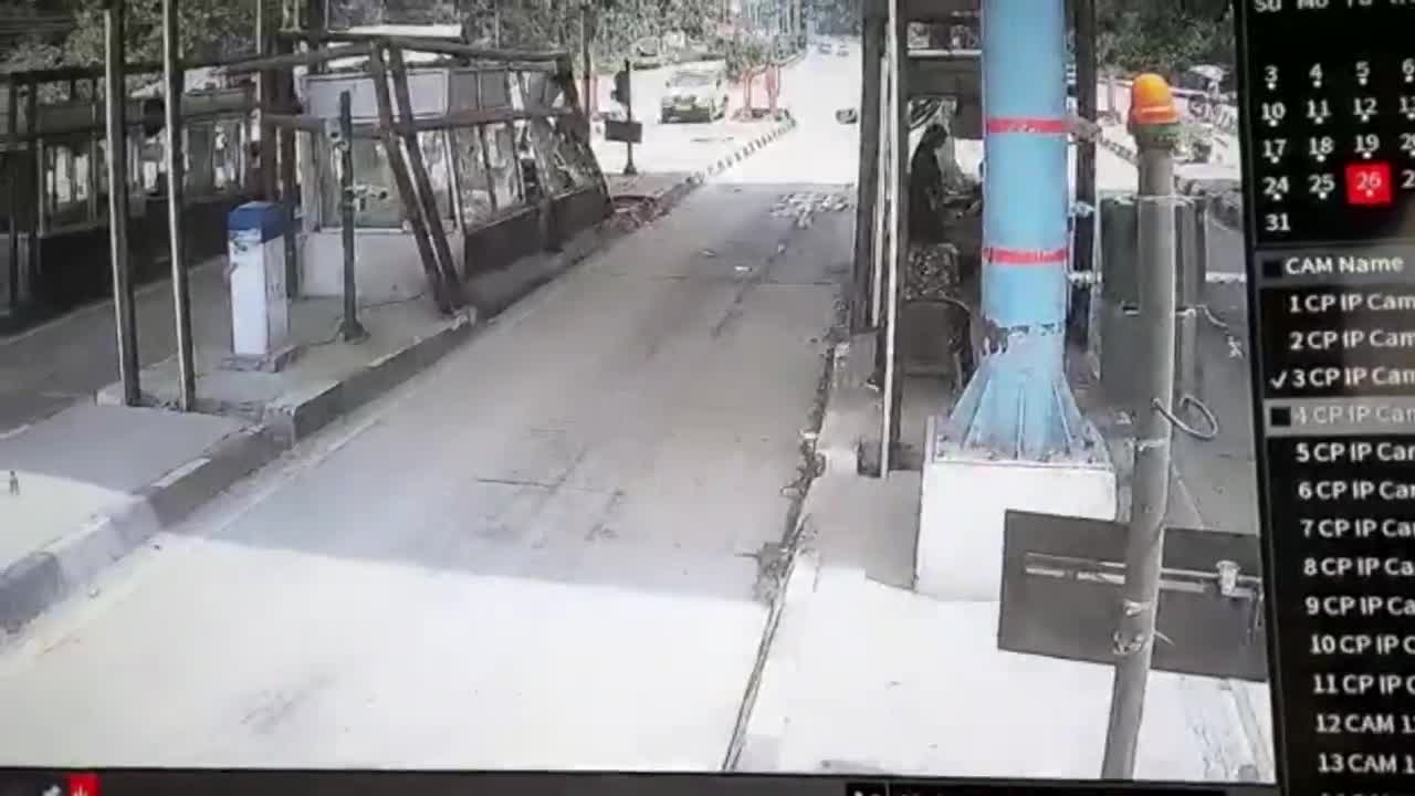 Video - Clip: Bất ngờ chạy sang đường, người phụ nữ bị xe máy tông bay