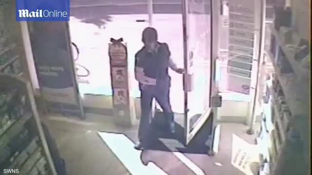 Video - Clip: Đi cướp, gã đàn ông bị 4 phụ nữ tẩn cho 'lên bờ xuống ruộng'