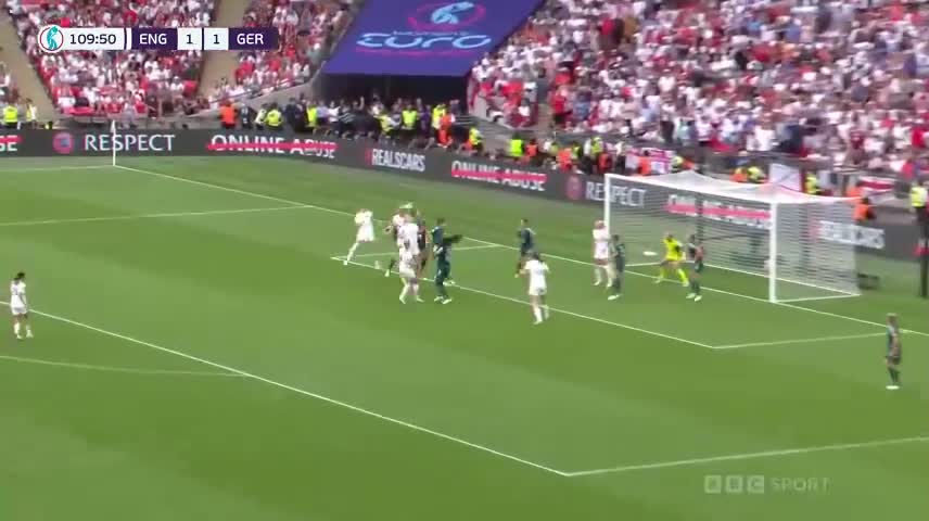 Video - Clip: Ghi bàn thắng quyết định, nữ cầu thủ Anh cởi áo ăn mừng