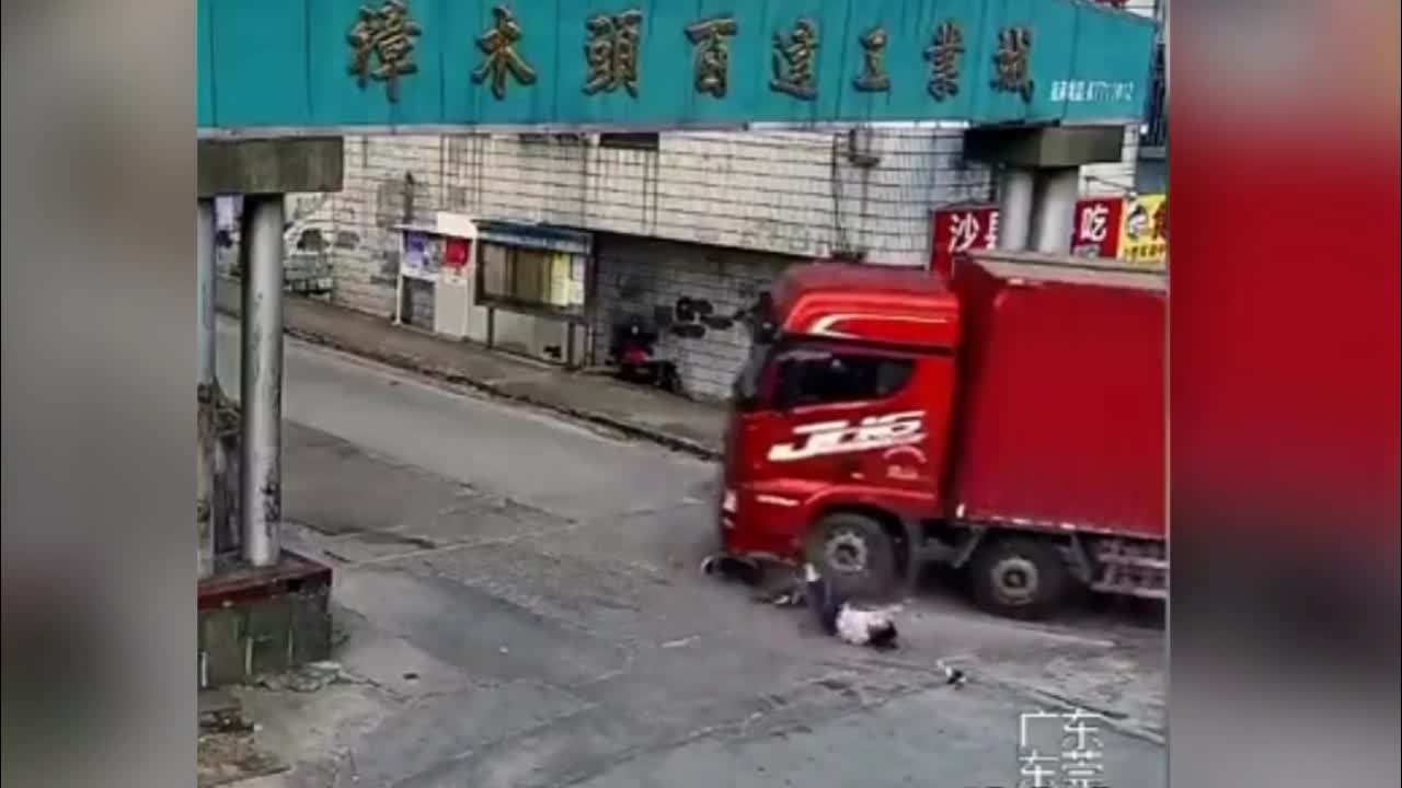 Video - Clip: Va chạm, người phụ nữ thoát chết thần kỳ dưới bánh xe tải