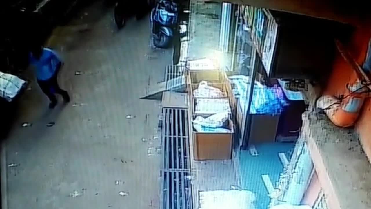 Video - Clip: Ngã khỏi ban công tầng 2, bé trai rơi trúng vào ghế xe kéo