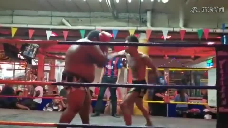 Video - Clip: Tung đòn vô ảnh cước, võ sĩ Muay Thái 50kg hạ gục đối thủ 100kg