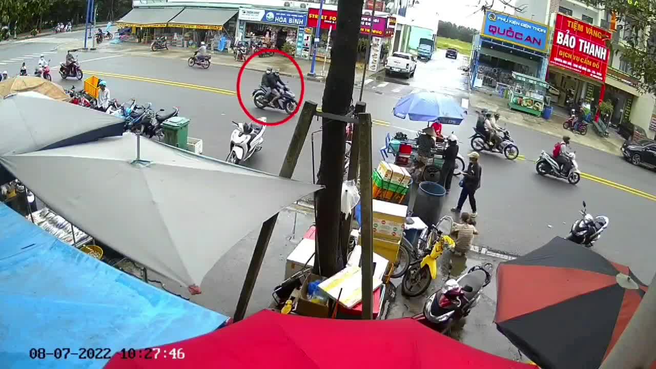 Video - Clip: Người dân hợp sức vây bắt tên trộm xe máy như phim hành động