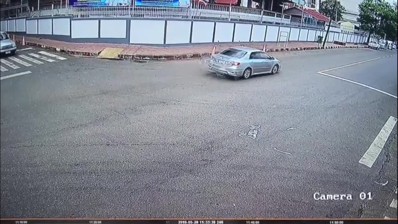 Video - Clip: Lao vào hông ô tô, người đàn ông có màn 'hạ cánh' khó tin