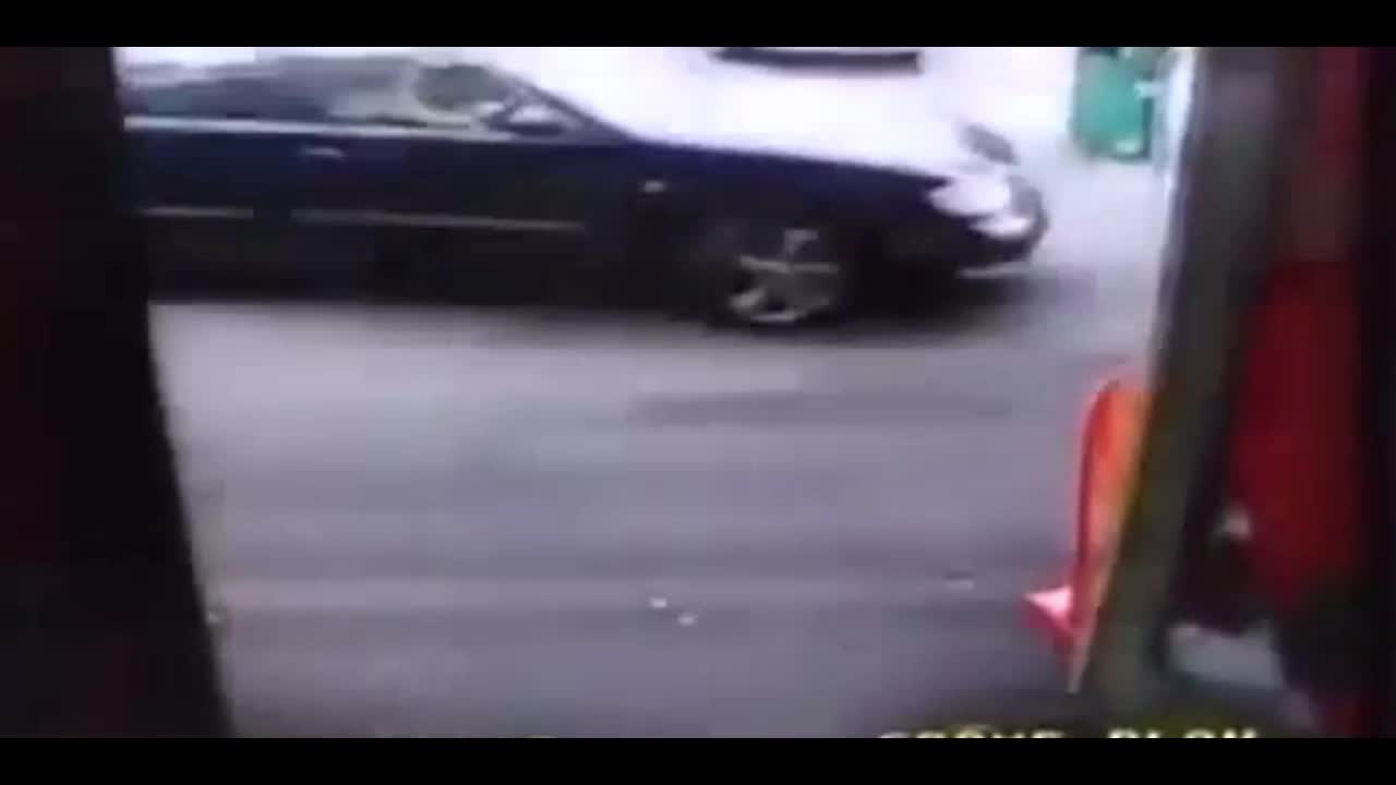 Video - Clip: Đòi chia tay, người đàn ông bị bạn gái lái ô tô cán trúng