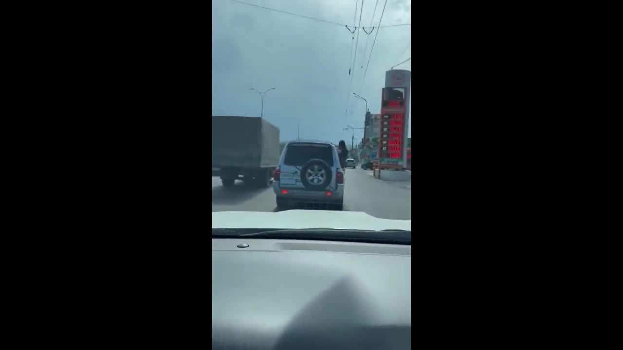 Video - Clip: Nhoài người ra cửa kính ô tô, cô gái ngã đập đầu xuống đường