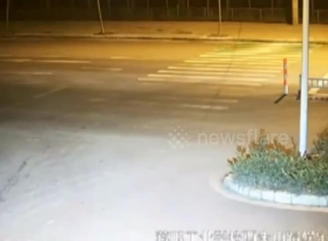 Video - Clip: Tông vào hông ô tô, 2 người đàn ông văng lên không trung