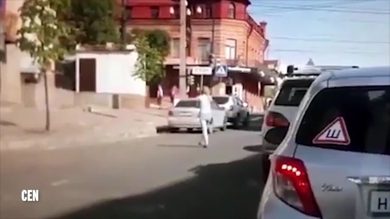 Video - Clip: Chồng điên cuồng lái xe đâm vợ ngay giữa đường vì đòi ly hôn