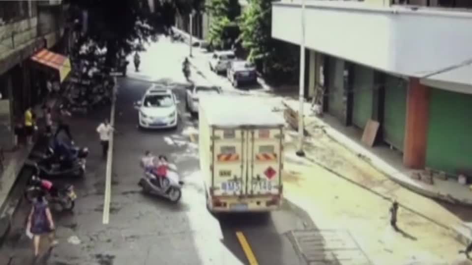 Video - Clip: Cha quên tắt máy, 2 con nhỏ vặn tay ga lao thẳng vào xe tải