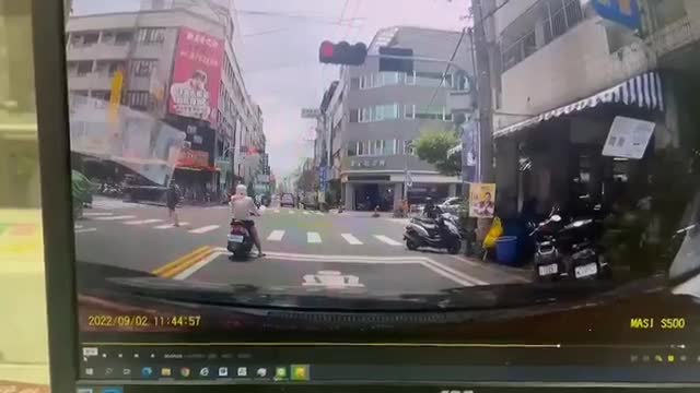 Video - Clip: Bất ngờ gặp tai nạn 'trên trời rơi xuống' khi dừng chờ đèn đỏ