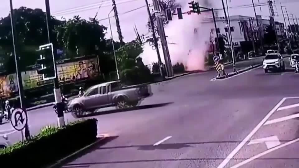 Video - Clip: Nổ máy biến áp giữa đường phố khiến nhiều người hoảng loạn 