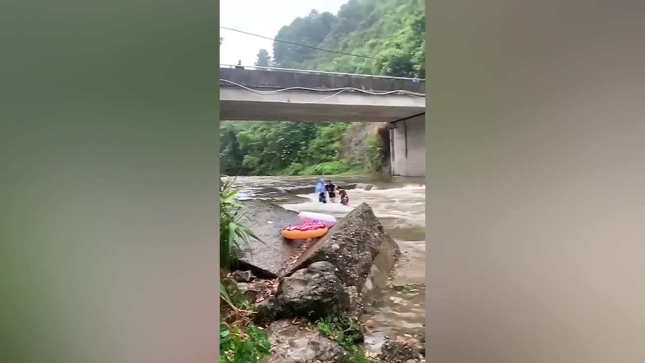 Video - Clip: Cứu 4 người bị mắc kẹt trong ngập lụt chỉ với cây gậy đơn sơ và cái kết bất ngờ