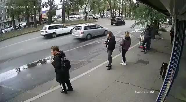 Video - Clip: Nam thanh niên lái xe tông trực diện vào ô tô và cái kết bất ngờ
