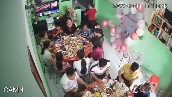 Video - Clip: Sàn nhà bất ngờ sập lún khi đang ăn sinh nhật 