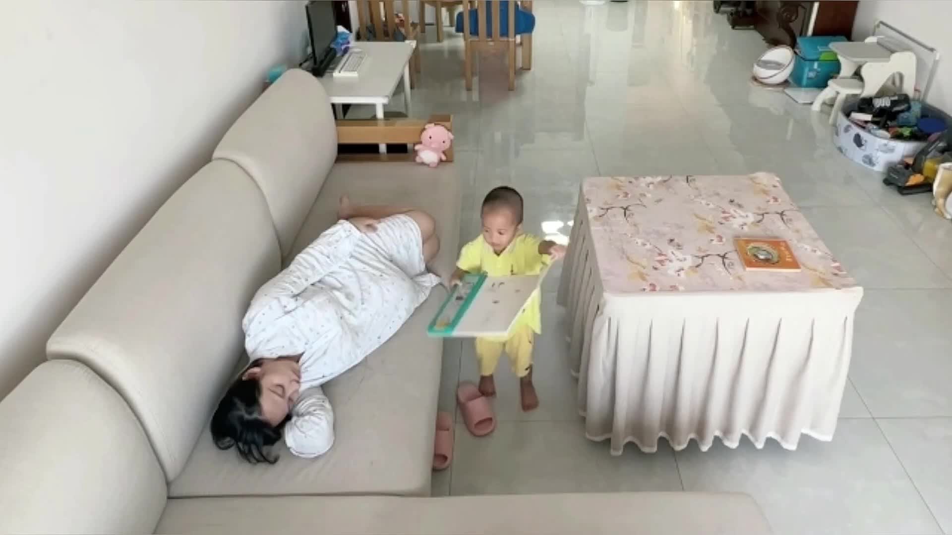 Video - Clip: Phát hiện mẹ ngủ quên, bé trai có hành động bất ngờ 