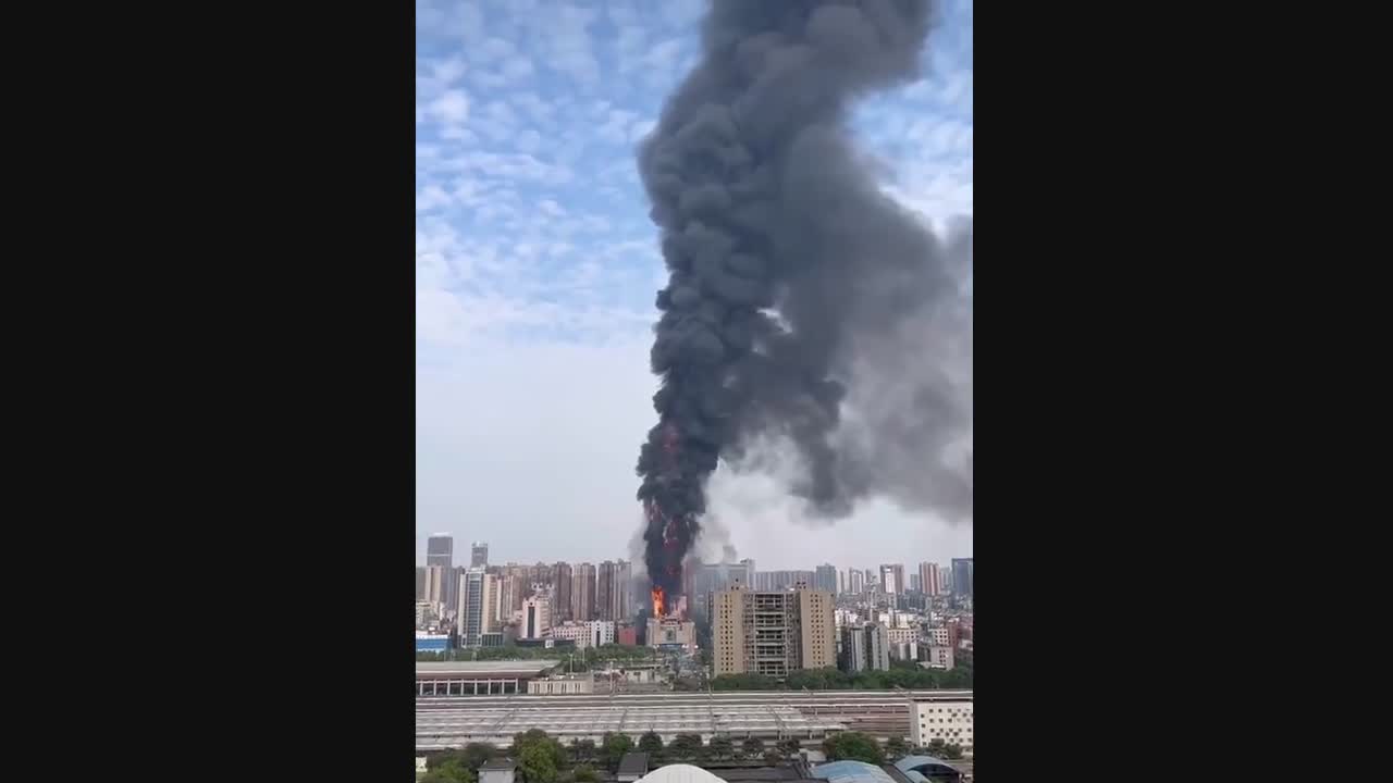 Video - Clip: Cháy lớn tại tòa nhà chọc trời ở Trung Quốc 