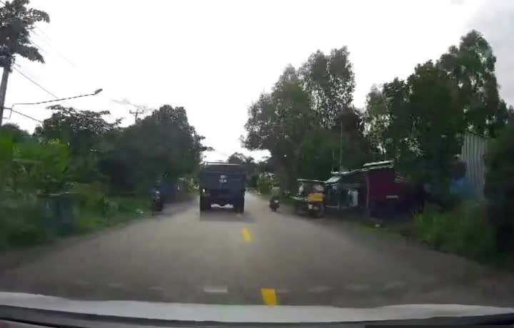 Video - Clip: Kinh hoàng cảnh 2 xe ben 'đối đầu' trên đường quốc lộ 