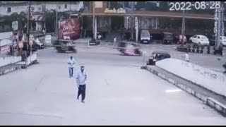 Video - Thót tim cảnh người phụ nữ đi bộ bị 'kẹp' giữa ôtô con và xe 3 bánh