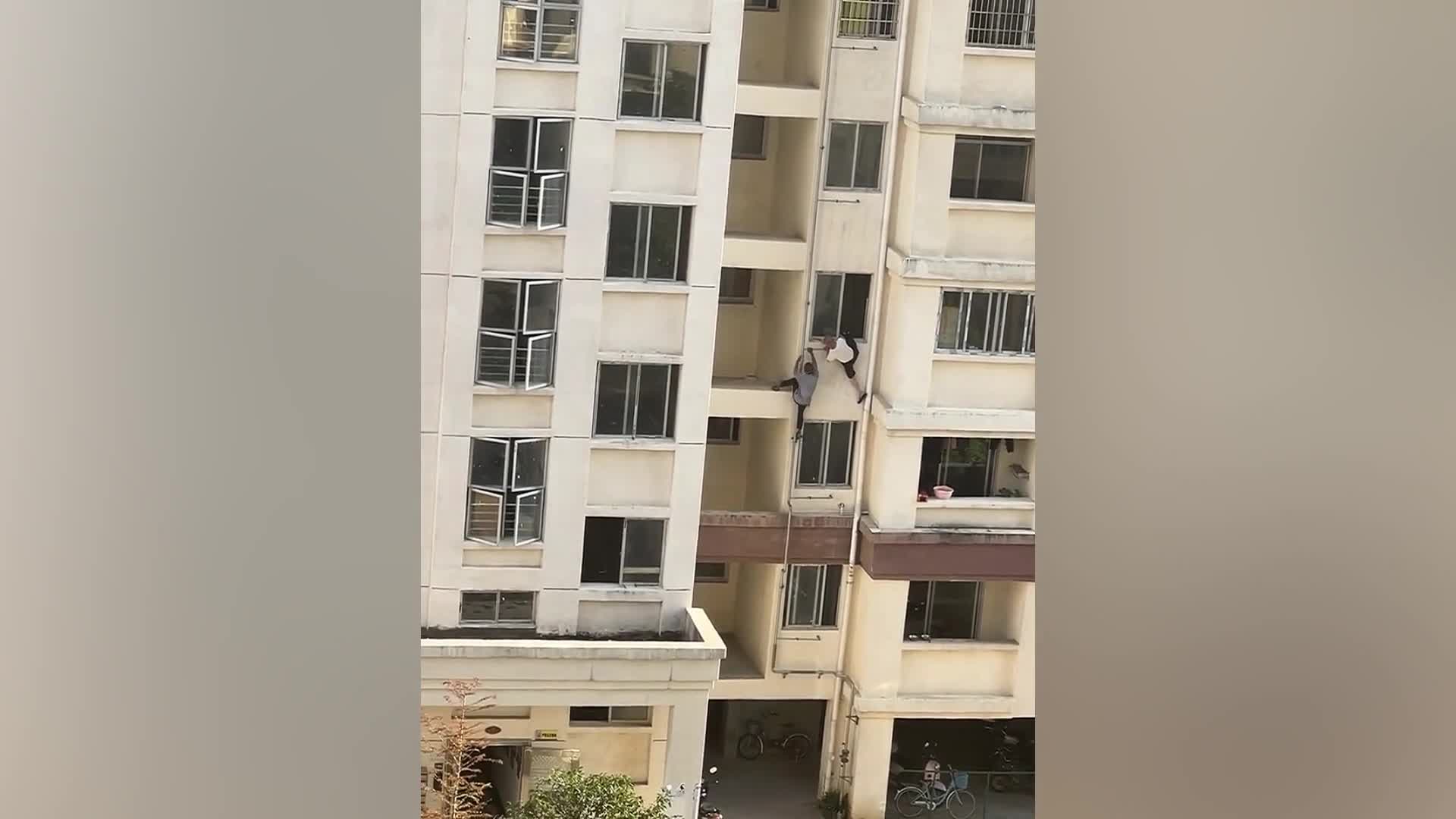 Video - Clip: Hành động bất ngờ của người đàn ông khiếm thính cứu cụ già thoát nạn từ tầng 4 tòa nhà 